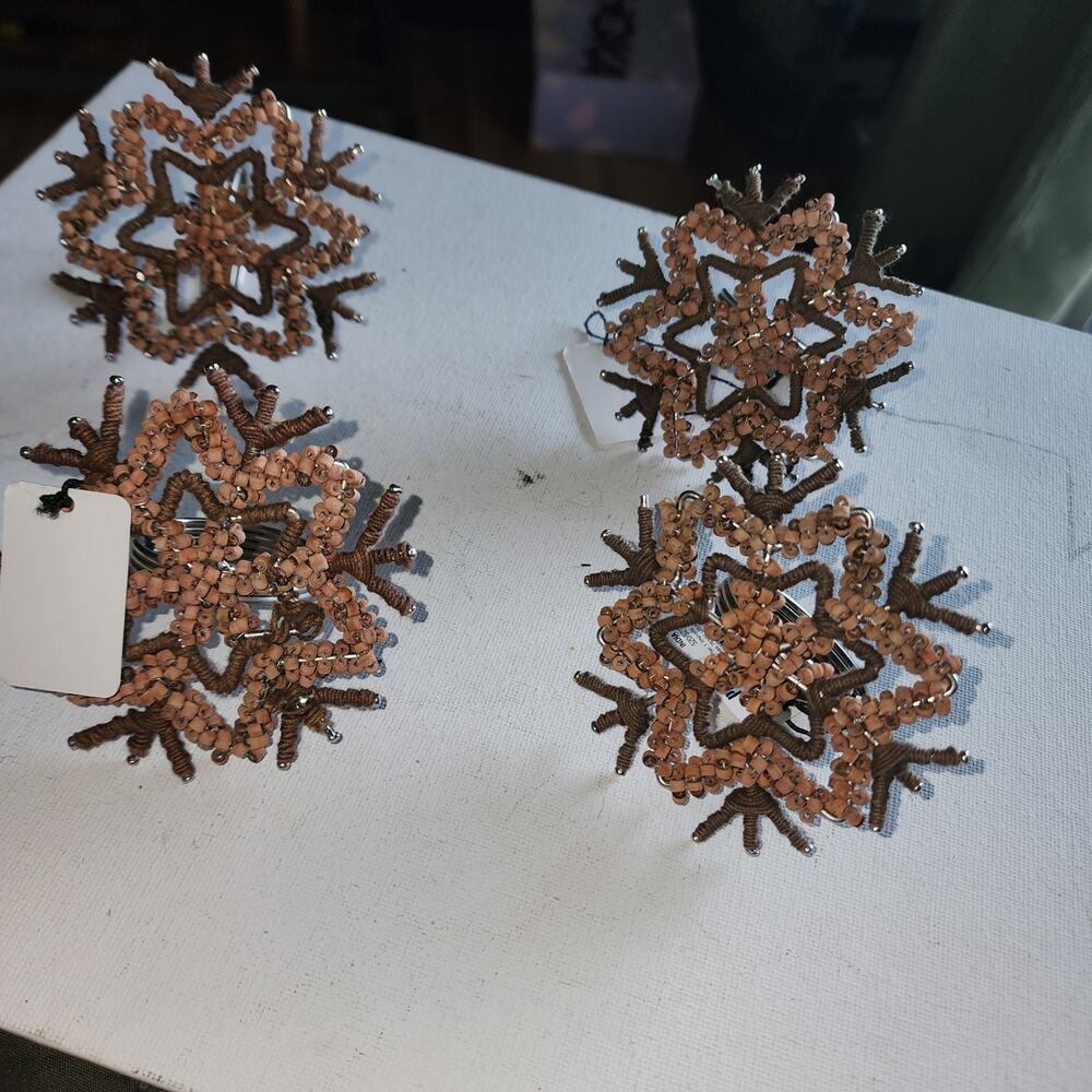 PIER 1 IMPORT NWT SET IF 4 WOOD BEAD SNOWFLAKE NAPKIN RINGS SET